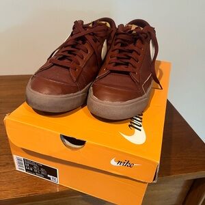 Nike Men's Brown Leather Sneakers